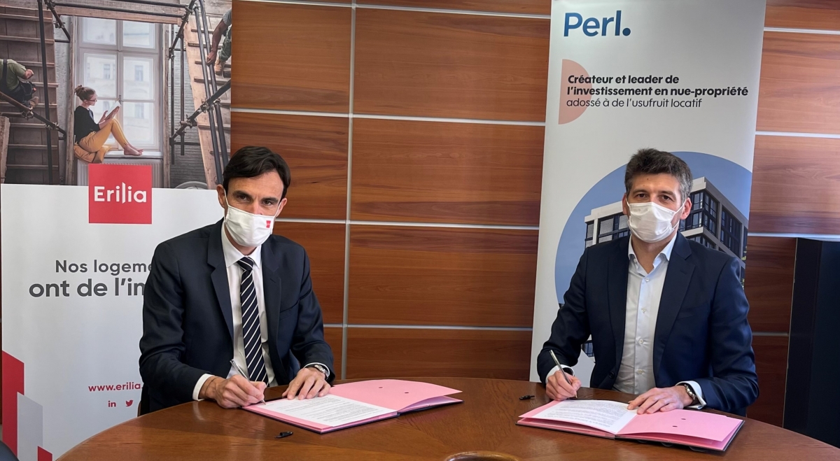Frédéric Lavergne, DG d'Erilia, et Tristan Barrès, DG de perl, sont assis côte à côté devant une table en train de signer le protocole de partenariat. 